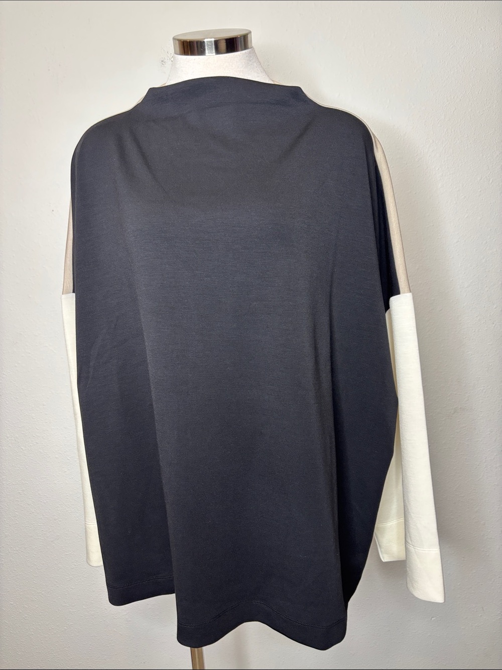Cable & Gauge Black & Cream Colorblock Pullover